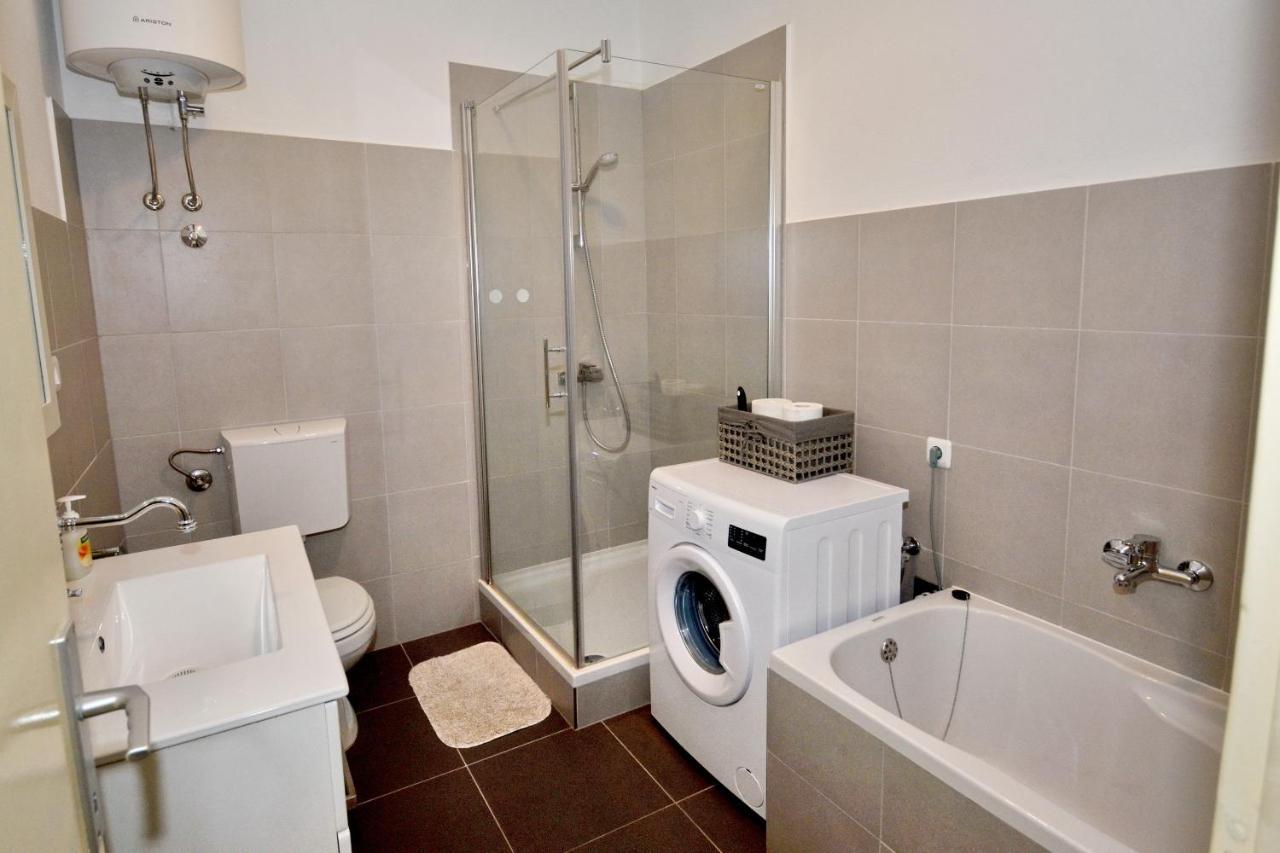 Apartman Dalmatia Apartment Jesenice  Exterior photo