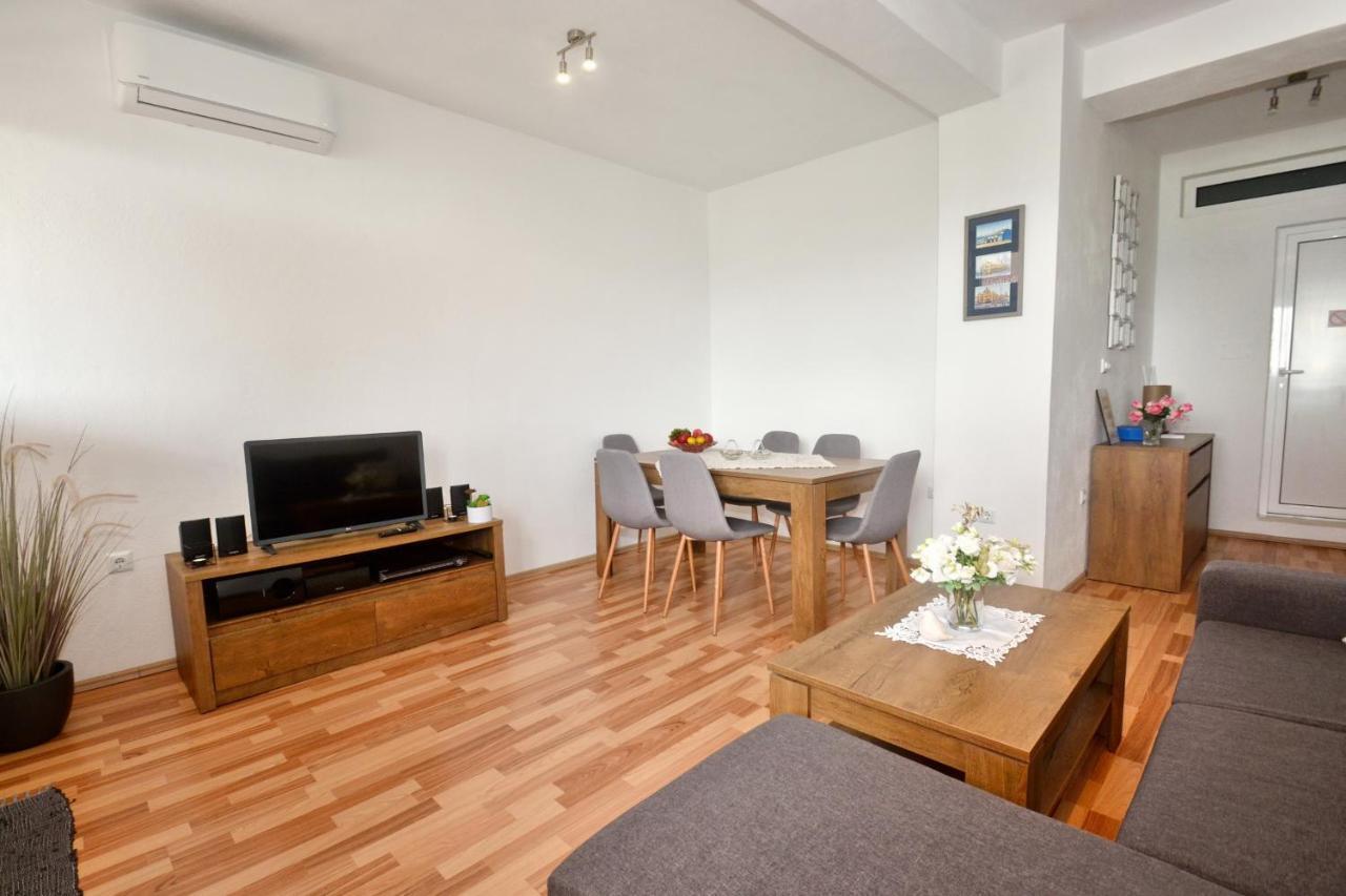 Apartman Dalmatia Apartment Jesenice  Exterior photo